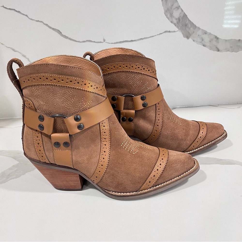 Dingo Women’s Gummy Bear Harness‎ Camel Color Suede bootie - Snip toe Size 8.5